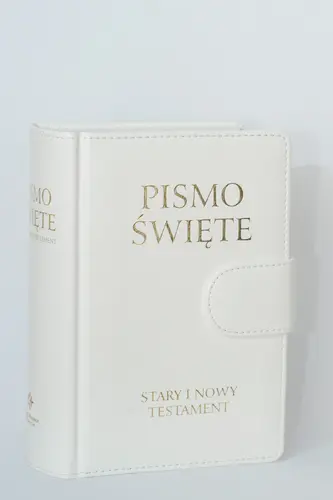 Okładka: Pismo Święte Stary i Nowy Testament (biała oprawa skóropodobna z zapięciem magnetycznym)