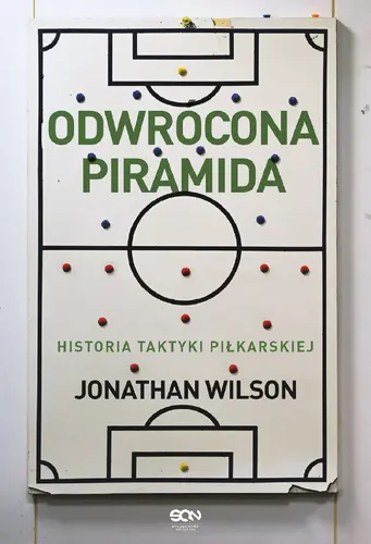 Okładka: Odwrócona piramida. Historia taktyki piłkarskiej